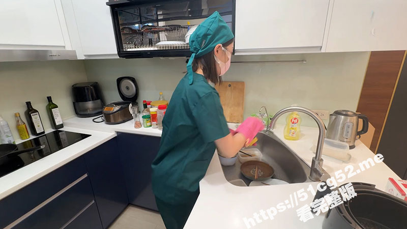 趁医生小女友洗碗毫无防备脱下小胖次后入抽插小嫩穴 后入啪啪声激起阵阵肉浪 小女友疯狂转动蜜桃臀