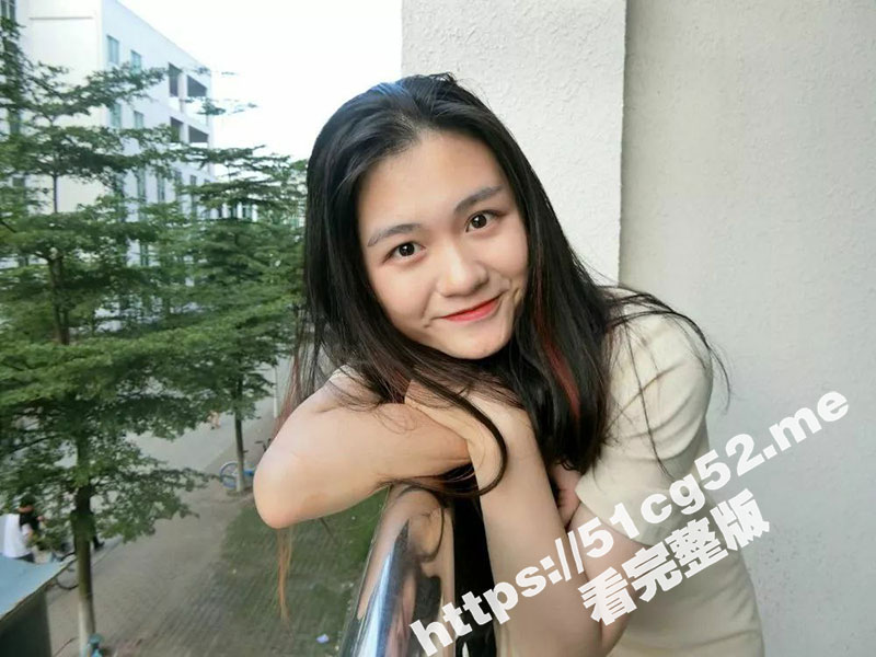 广州工商学院毕业的骚货 翁洁玲 人前职场白领优质女 背地里是穿情趣制服拍私房 事后互免献身与摄影师做爱