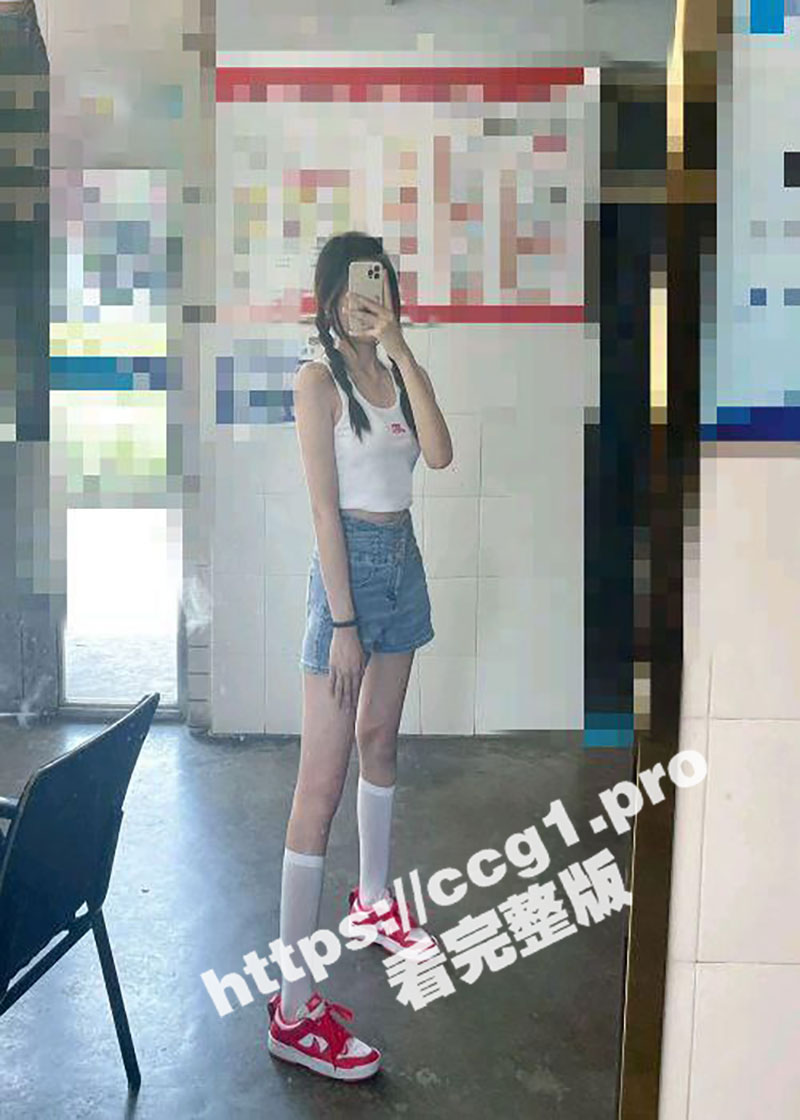 乱伦大神和亲妹妹 妹妹在阳台打电话强制按在地板上操 床上拽着头发深顶插入粉嫩小穴