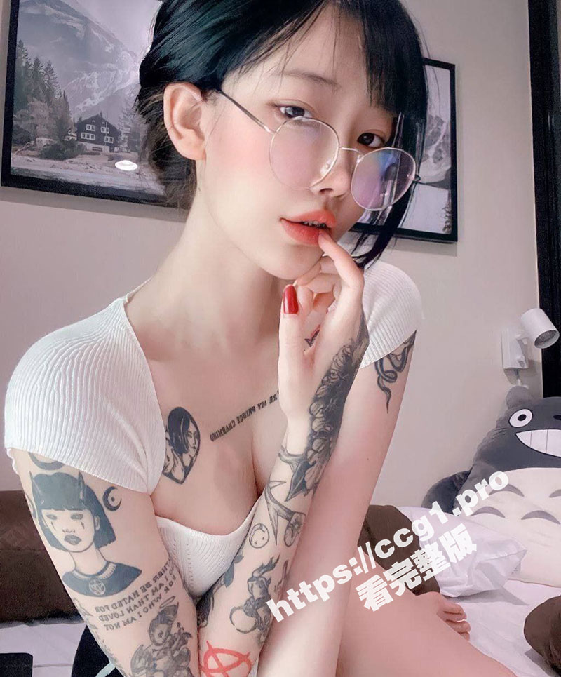 纹身花臂反差眼镜妹自拍自慰 当着猫猫的面自慰 猫猫都给看傻了 从来没见过这么骚的女人