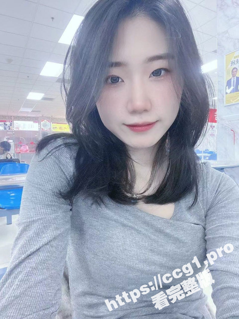 浙江宁波名媛的真实面孔 星巴克手里拿 大屌硬往逼立塞 被操到声嘶力竭还不停下 果然公车就是不心疼
