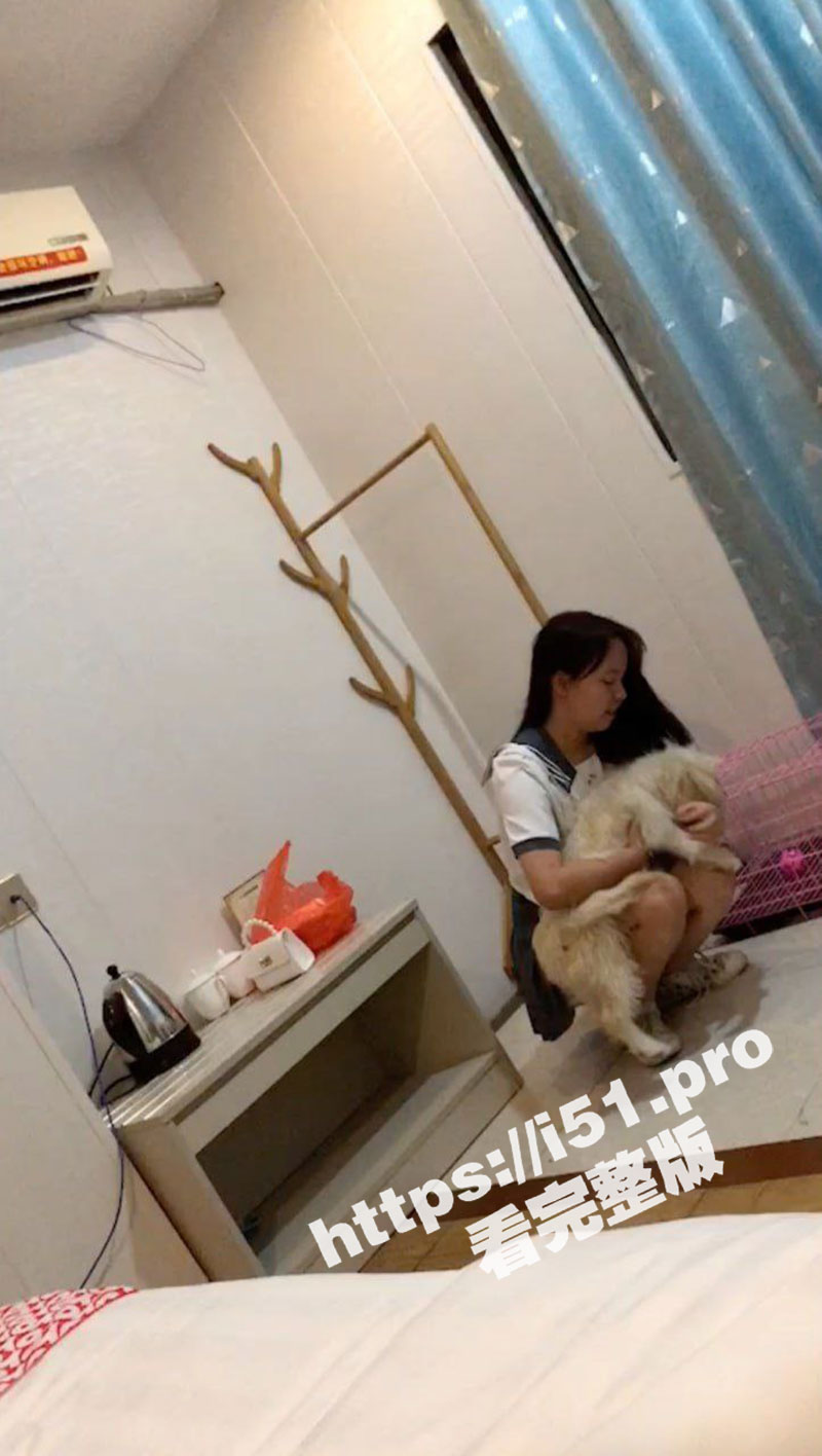 周末带着清纯大学生女友到宠物酒店开房 床下撸小狗 床上自己变母狗 哭着喊着求爸爸操 直接无套内射她