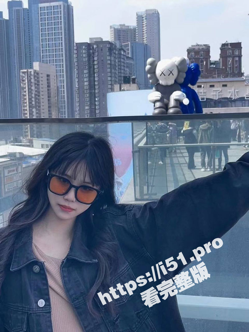 上海富二代酒店爆操刚交的极品大学生女友 操的不过瘾直接把兄弟叫过来玩三人行 雪白的奶子一抖一抖的太爽了