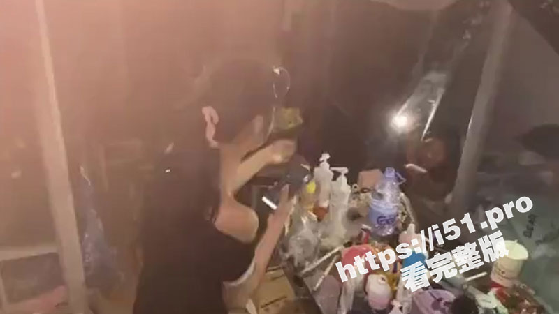 大学生当着室友面裸聊男友 室友集体打灯出谋划策 现场指导超刺激！