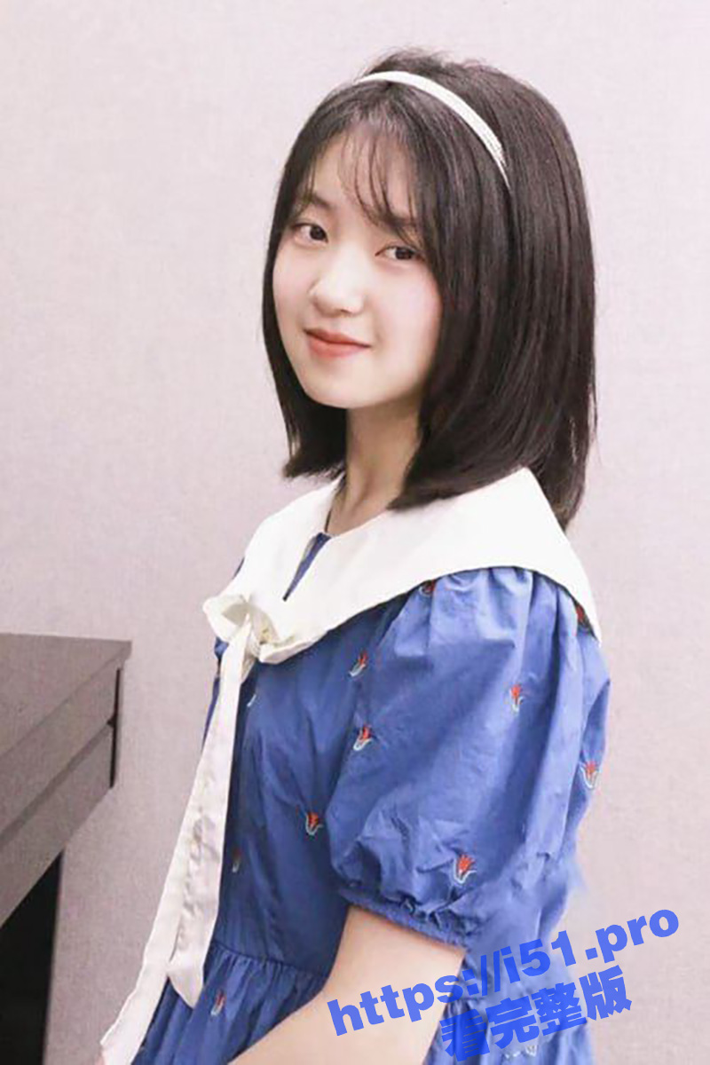 姐弟乱伦！趁着表姐睡着后 偷偷摸进她的房间 舔她奶子把她舔醒后直接把鸡巴插进她嘴里！