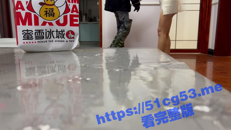 又骗我去送外卖 绿帽大神利诱老婆不穿内裤勾引外卖小伙 最后冲刺竟摘套内射！