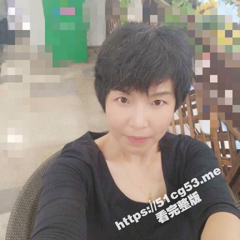 中国好老婆 妻子偷拍自己的亲妈洗澡尿尿给老公看 风韵犹存的丈母娘奶子又白又大 乳交一定很爽