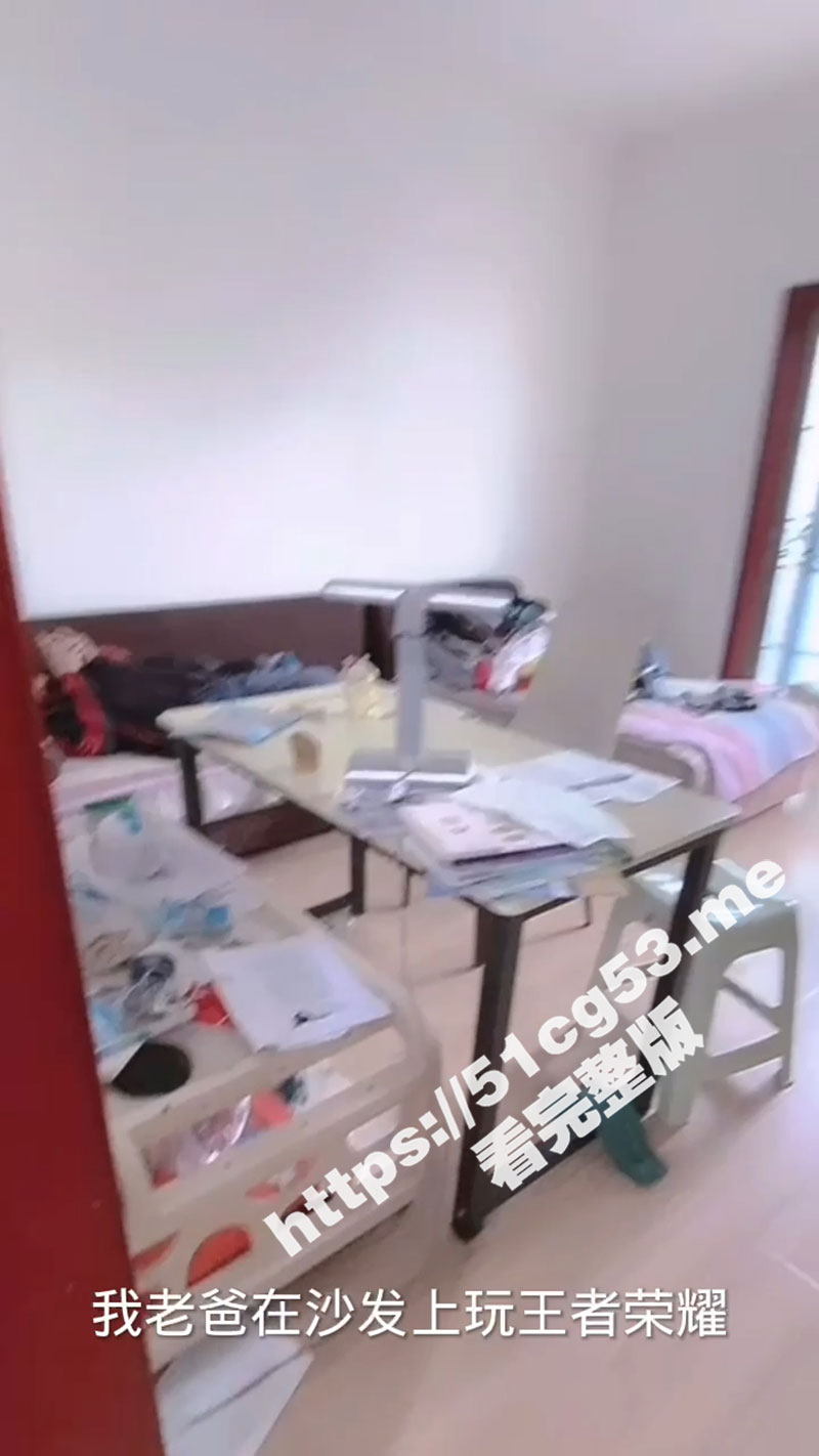 母子乱伦！爸爸在客厅玩王者入迷 我在妈妈骚穴里灌满精液 妈妈被操的兴奋了也不敢叫的大声 太刺激了！