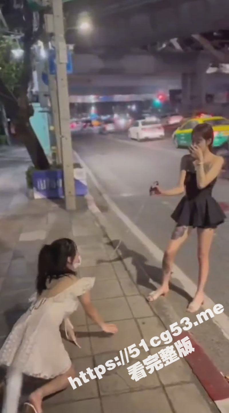 现在年轻人玩的真花啊 车水马龙的马路上当街遛狗 还是女的溜女的