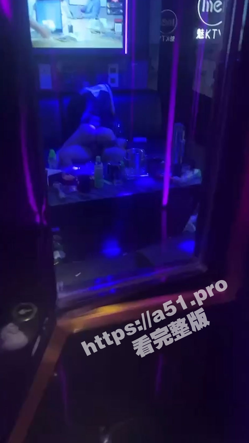 福州魅KTV万象店 情侣开门操逼 骚逼看的一清二楚 姿势繁多 肥臀骚妇上位疯狂骑乘 路过的人看的都舍不得离开了