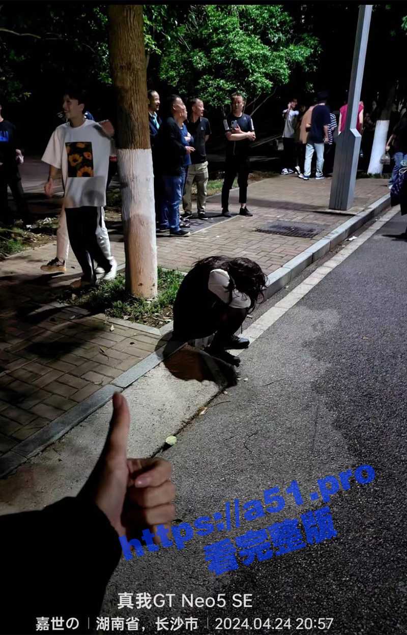 戴假发穿女装！ 湖南商业职业技术学院男生 戴假发穿黑丝长裙 混进女生宿舍偷拍被抓现行