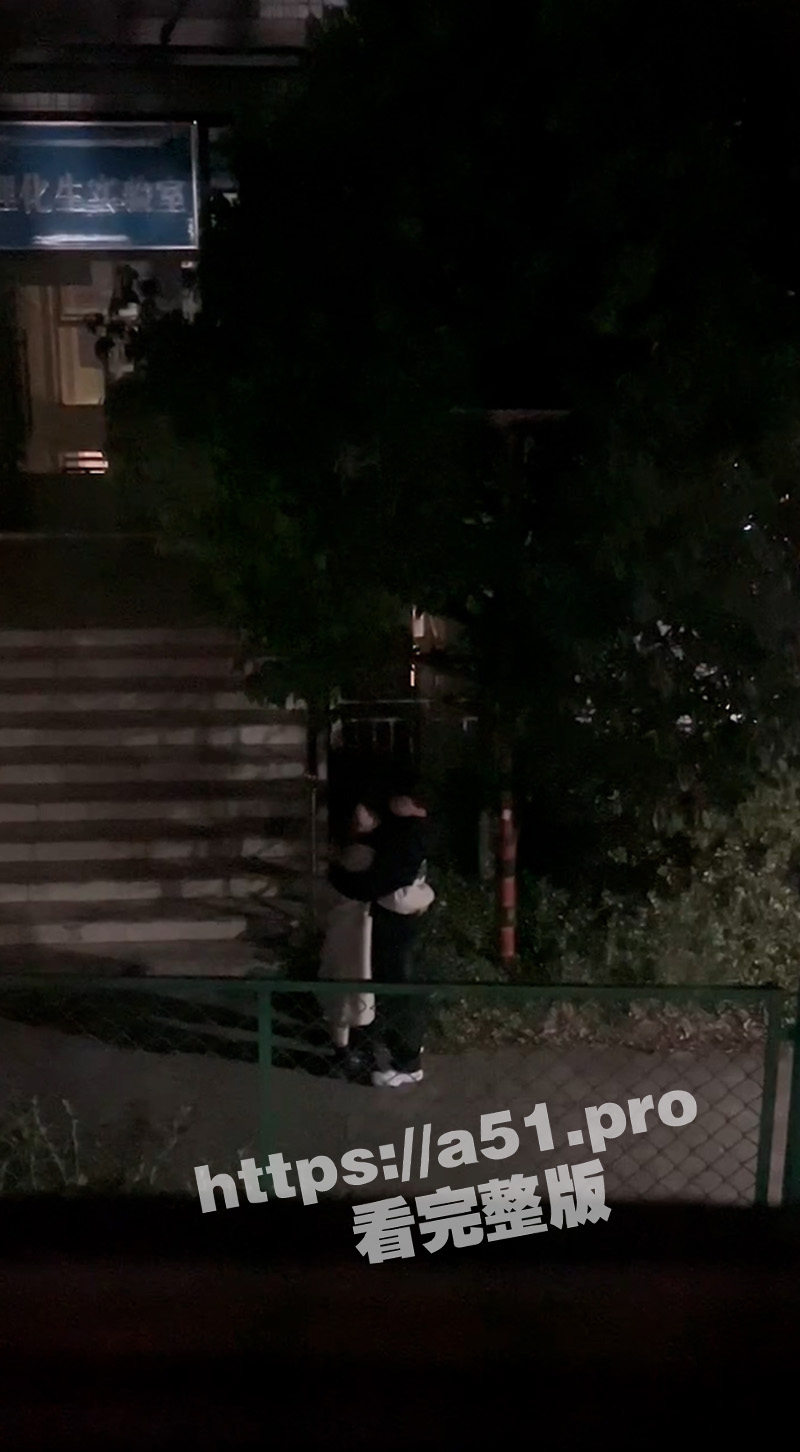 云南文化艺术职业学院卧云山校区理化生实验室前一对情侣激情热吻 上演活春宫 校友越拍越兴奋