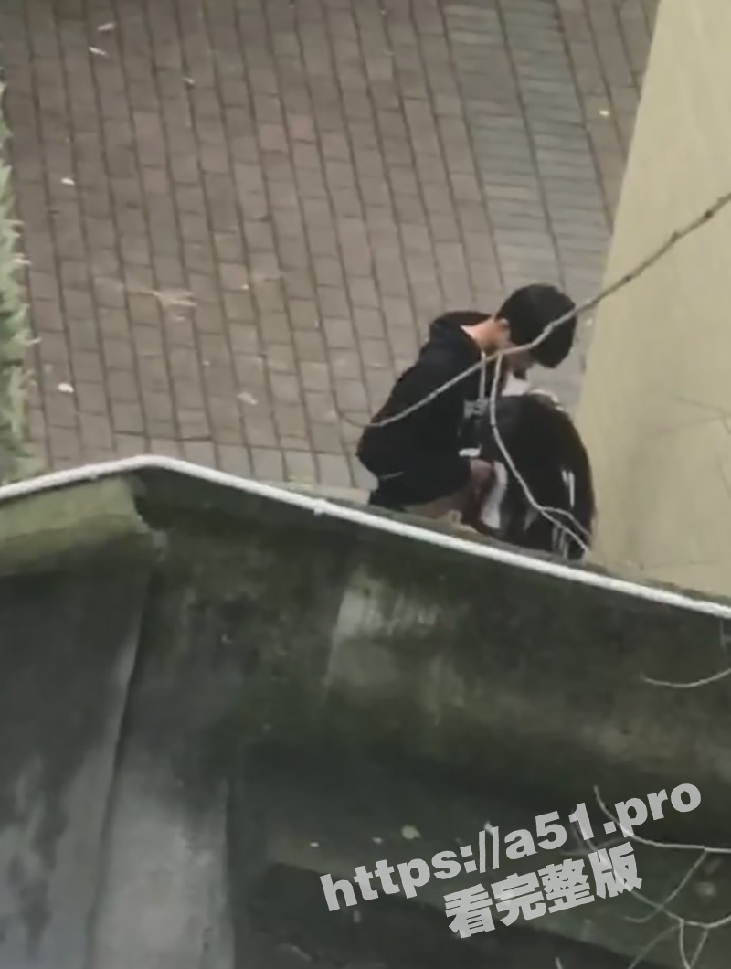 “我扣你的逼 你撸我的鸡” 网传四川某大学 一对情侣在女生宿舍楼后多次偷情 也不换换地方！