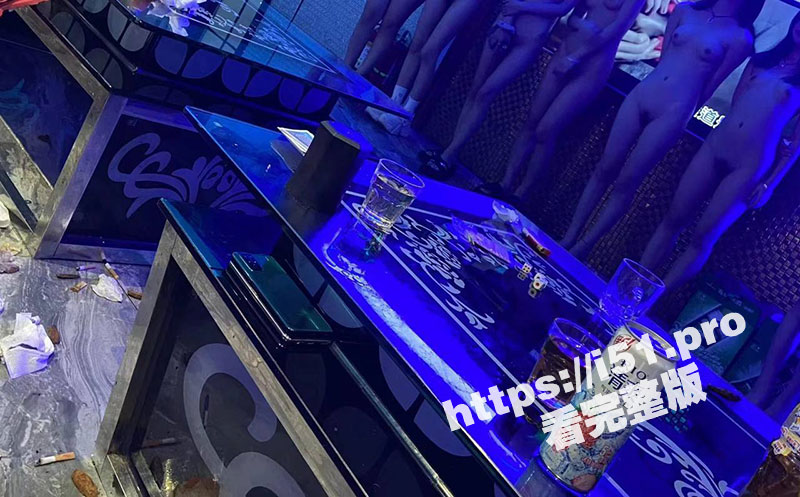 湖南株洲KTV全裸选妃 妹纸质量太高了 选完直接在KTV里操起逼来 一人一个轮流上