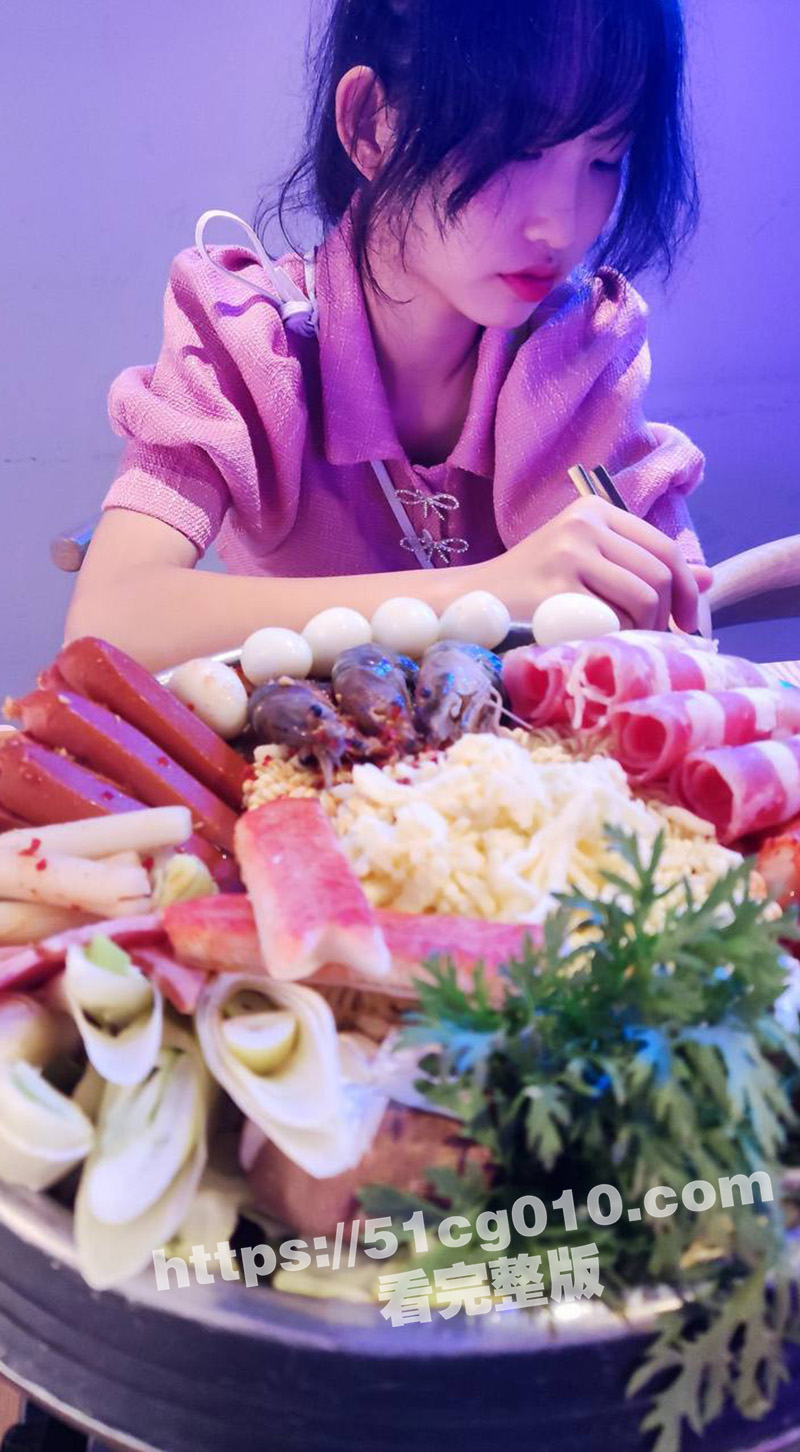 马上高三毕业了 再不把小女友的处破了 恐怕就要被别人先拿一血 妹子疼的哭一直反抗
