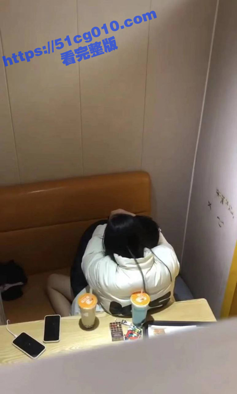冒死偷拍！小情侣餐厅包房激情性爱 女主一边抽烟一边女上位疯狂蠕动 玩的真刺激！