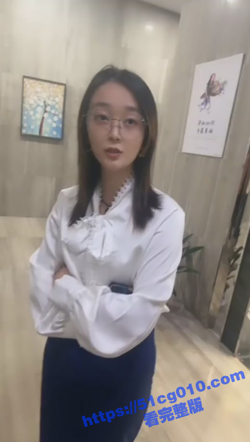 男M搭讪物业女神 说自己玩游戏输了需要接受惩罚 被姐姐踩了一顿就舒服了！