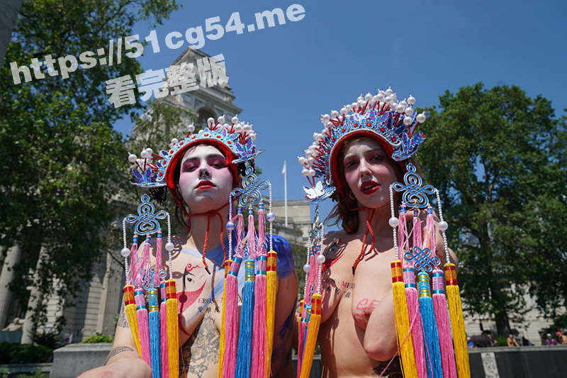 中国成人传媒公司 组织英国嫩妹全裸骑行 还化妆成京剧角色 真是太会玩了！