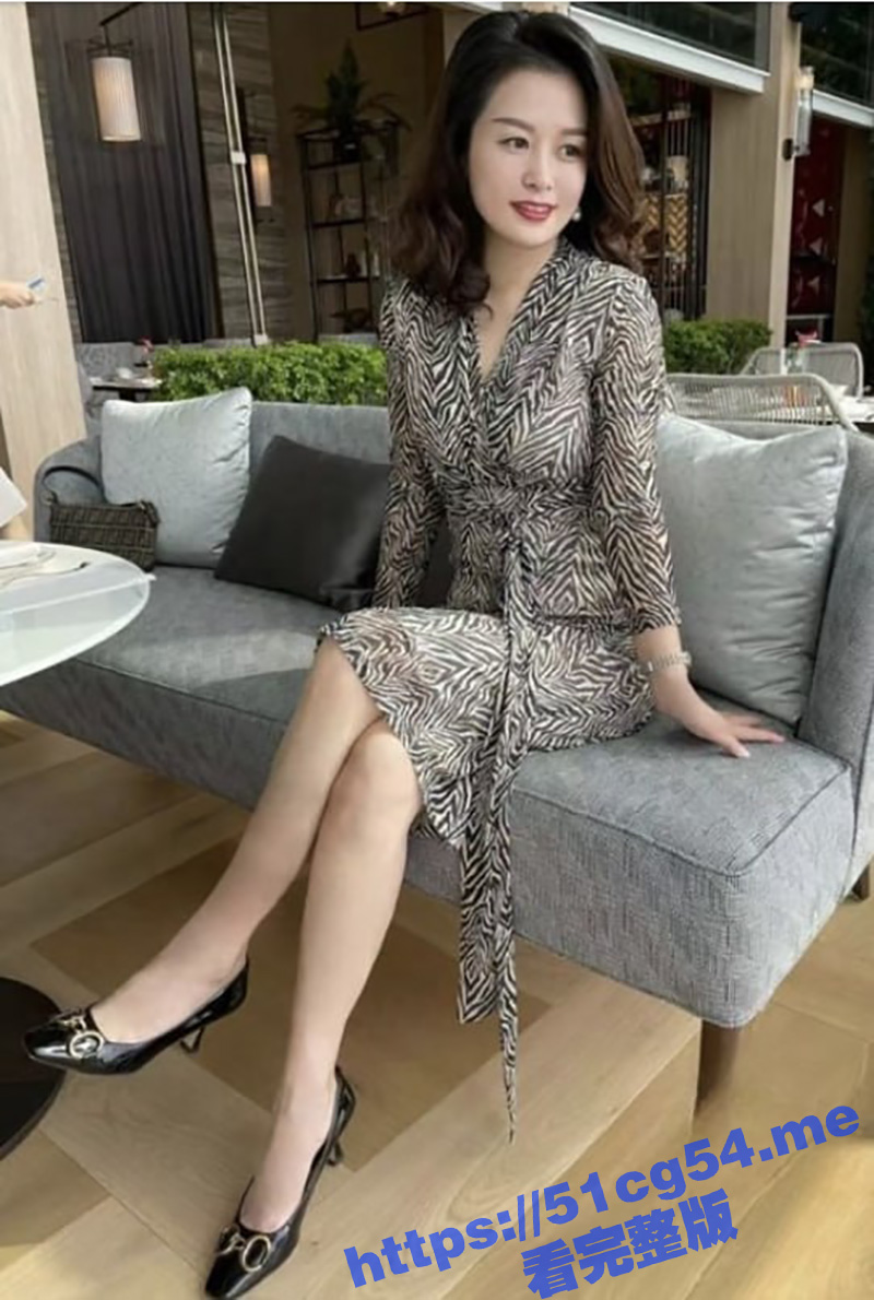 富婆的三亚淫乱夜！租下海景别墅开淫乱派对 私人KTV 泳池内上演大型群交现场！