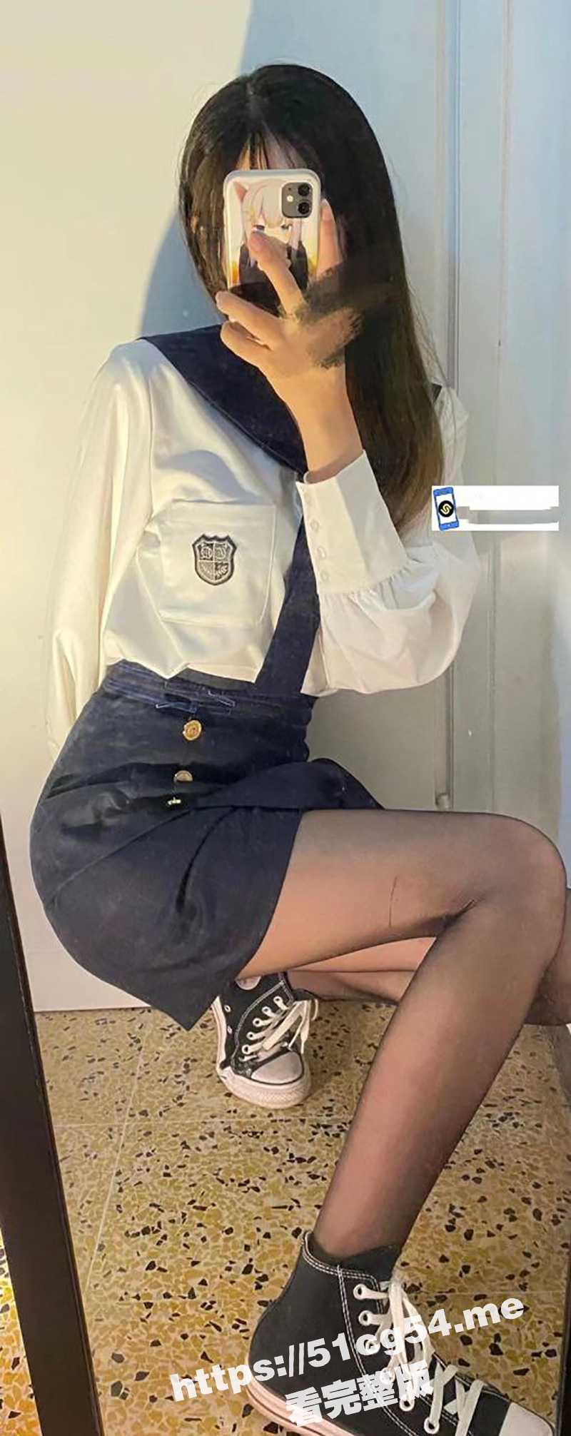 最新真实迷奸！广西桂林大一班花被猥琐男同学迷晕后拖至房间肆意玩弄 插完嫩穴还要剪人家逼毛！