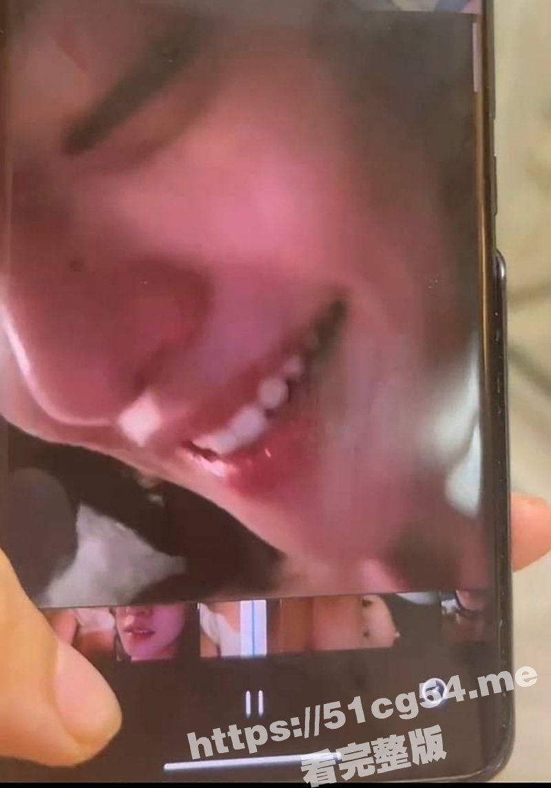 微博热瓜！微博热传 胡连馨 与男朋友裸聊视频的瓜 有人说是 AI 合成的 粉丝们呼吁爱豆报警！