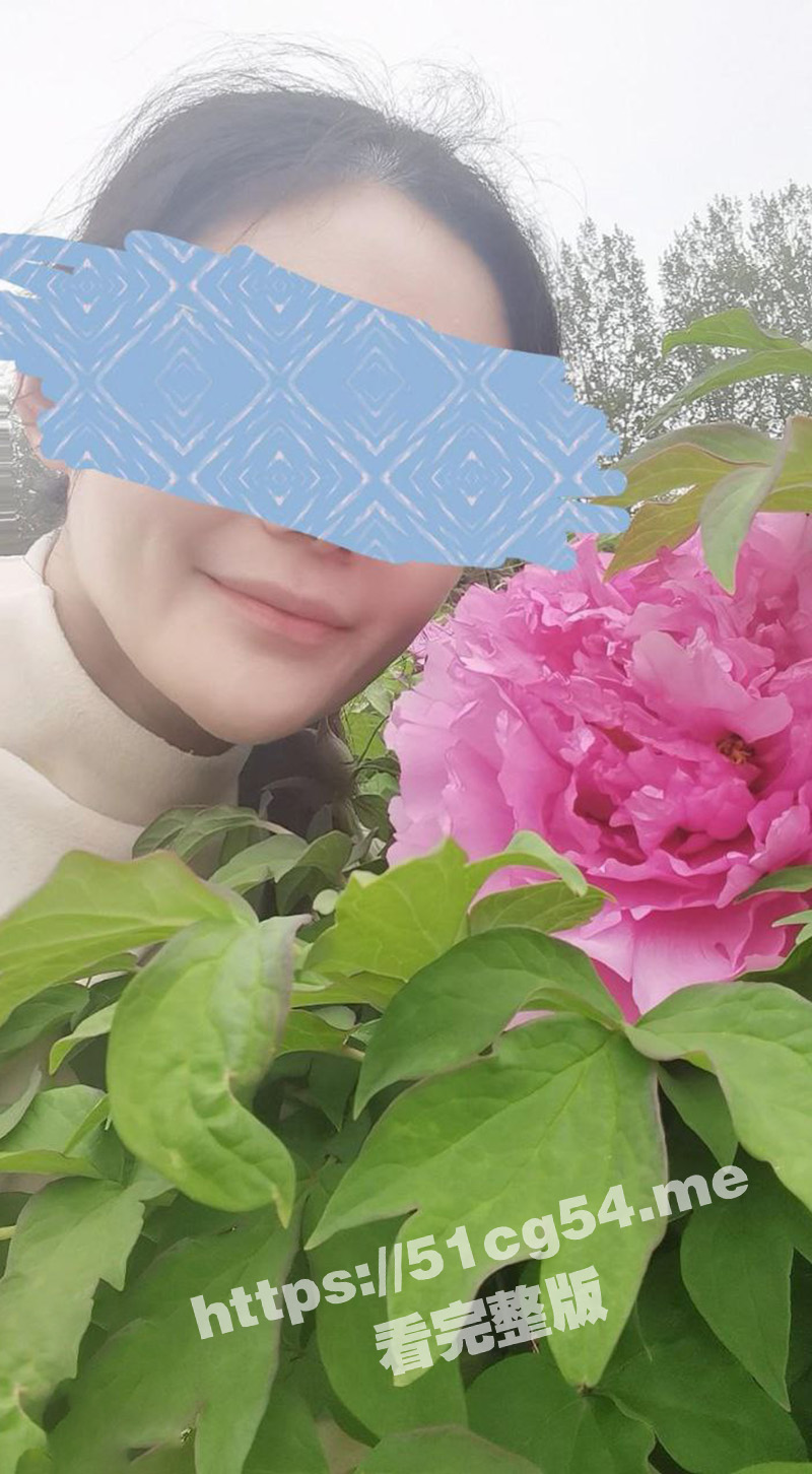 家庭乱伦 成熟性感的婶婶在皮鞭的淫威下骚兴大发 上树让我操 掀开情趣内裤无套插入内射骚逼