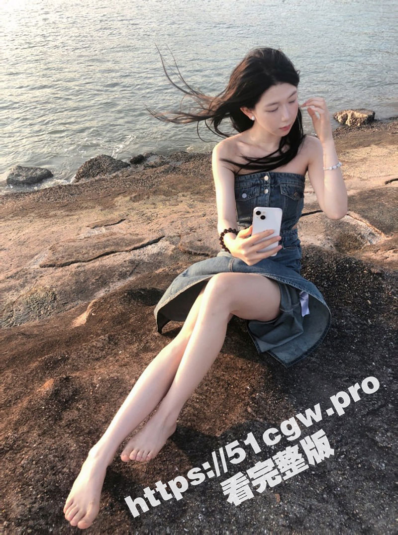 夏天到了 各路露出大神蠢蠢欲动 高颜值小美女马路海边极限露出 跪地爬行