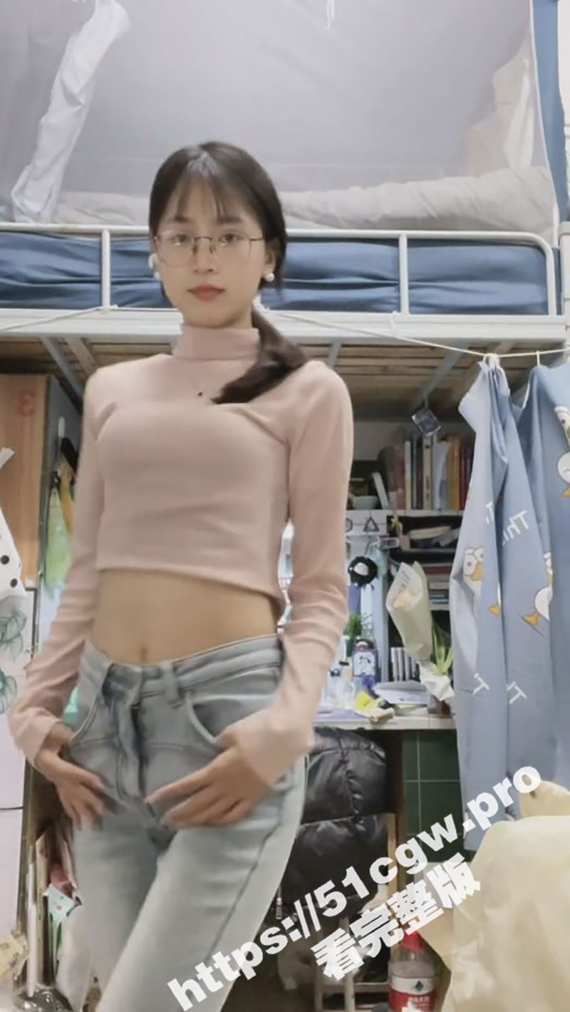 十个眼镜九个骚！极品清纯眼镜娘 竟然是个媚黑反差婊 小腹上纹着黑桃Q 穿着婚纱给大屌男友进行服务