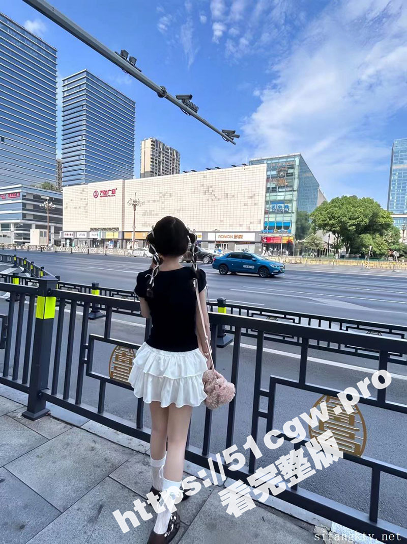 推特约炮大神 乾隆下江南 抖音上的约的极品嫩妹 带到酒店掀开内裤插入 妹子一边挨操一边和闺蜜打电话