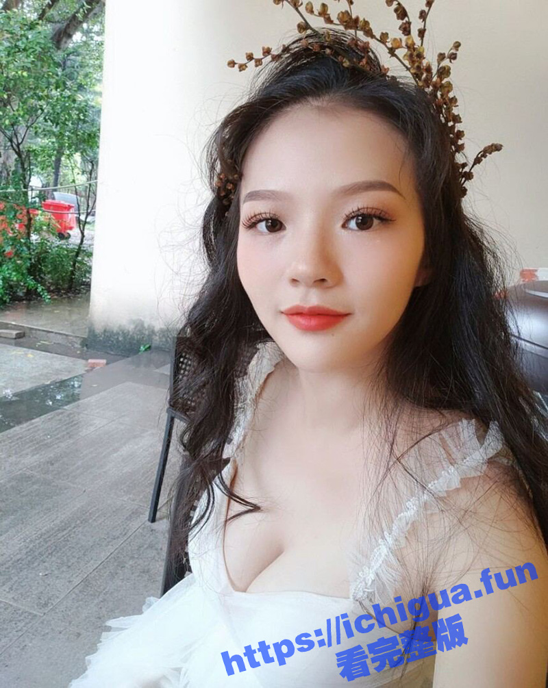武汉某电商公司客服 张悦 成熟人妻气质迷人 带着老公和闺蜜的老公一起玩3P 母狗本性展现的淋漓尽致！