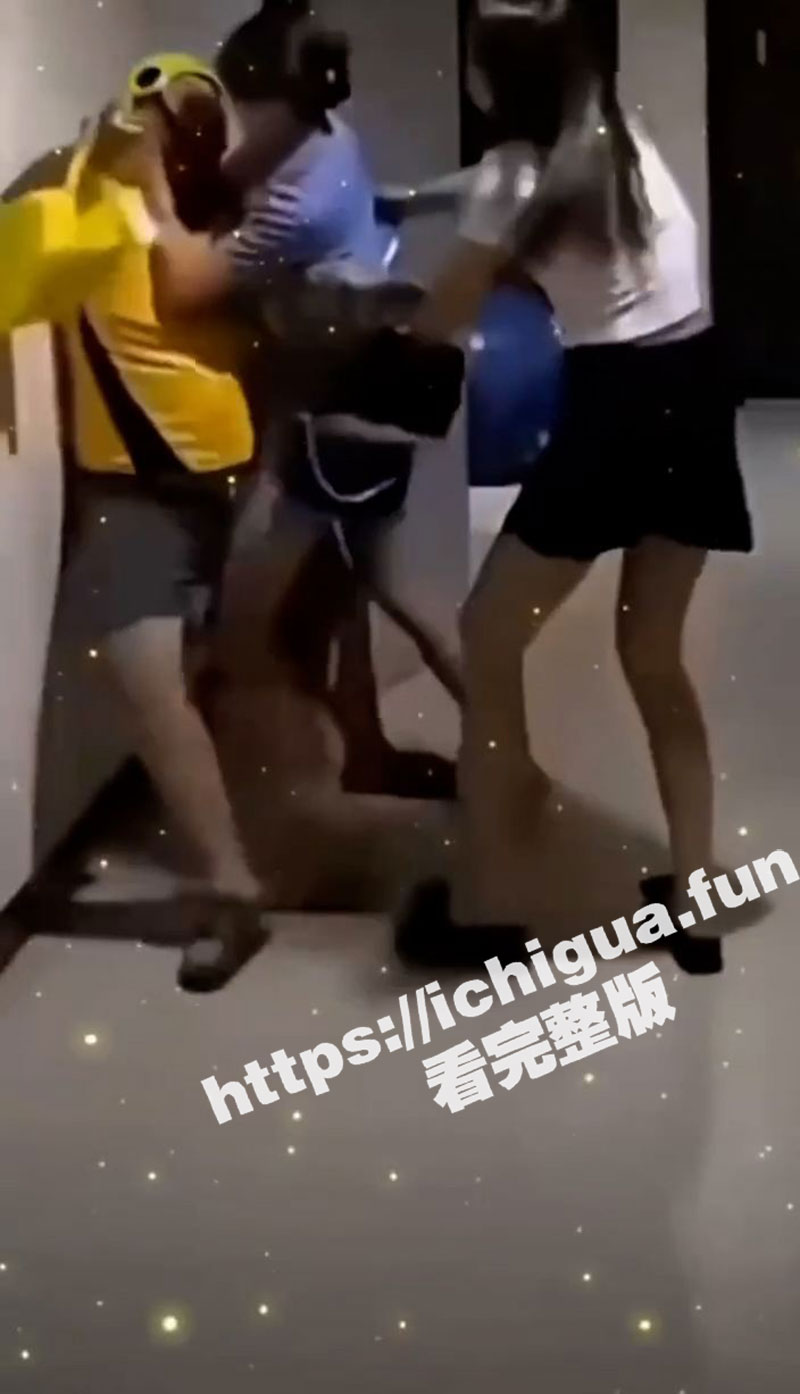 外卖小哥被两个禽兽女子非礼 小哥奋力抵抗！！又要骗老子去送外卖？卧槽！！
