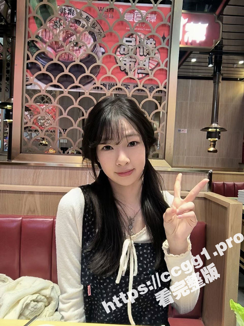 真实强奸亲妹妹！禽兽哥哥半夜溜进妹妹房间强行脱掉妹妹裤子 妹妹拼命反抗仍被惨叫插入