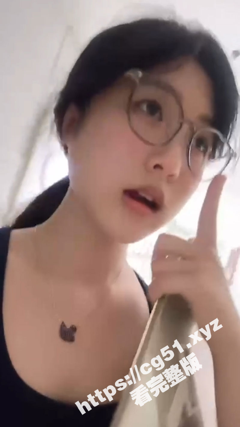 独家曝光 黑龙江反差眼镜妹 许馨亓 在网上装清纯 在现实中当母狗 为了买苹果手机竟然给四个中年人当肉便器