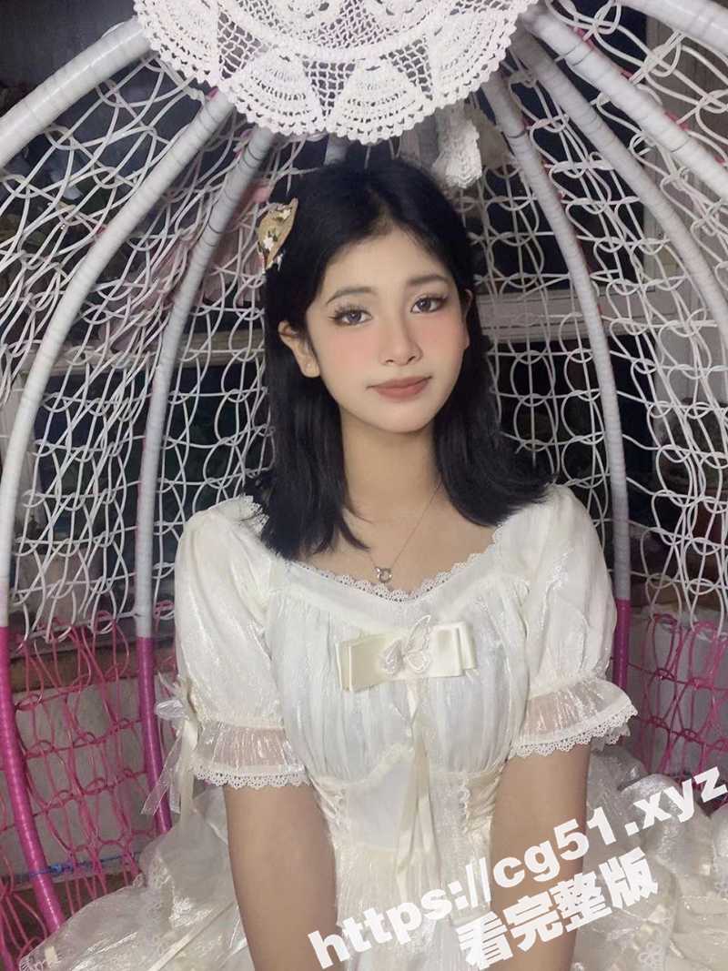 极品高颜值白嫩的反差大学生 在宿舍脱光光拍视频发给男友看 极品一线天馒头逼非常粉嫩 没想到还被男友曝光