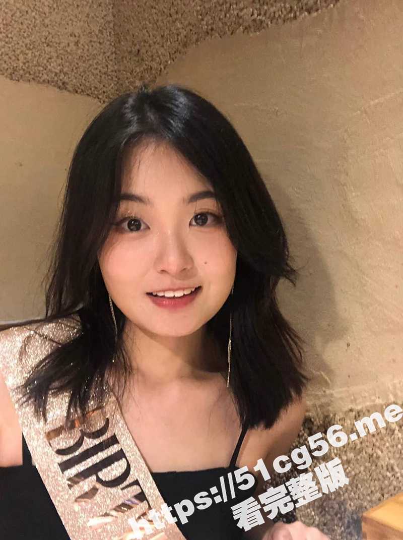 西南民族大学 极品大二学生妹 周玲玲 被渣男骗去开房操逼 深喉爆操还拍视频 没想到渣男拔吊无情转手就把视频曝光