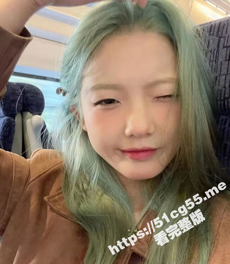 绿毛大学生精神小妹和男友开房约炮 被男友直接素颜怼脸拍摄 妹子还害羞的捂脸 被操的嗷嗷叫