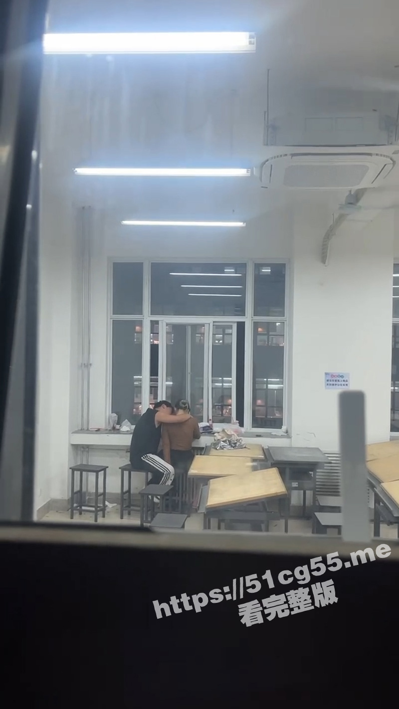 新鲜校园热瓜！西安建筑科技大学草堂校区 小情侣在教室足交抠逼 被同学偷拍 全网疯传！