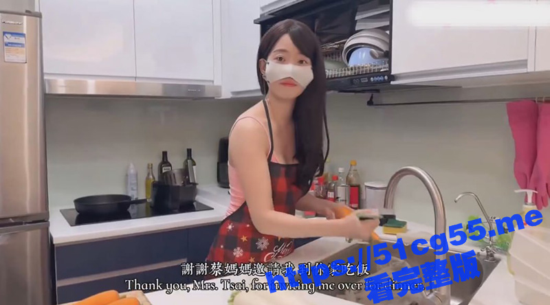 到同学家做客 身材火辣的骚妈妈竟然勾引我 必须狠狠地用大肉棒来教育她！