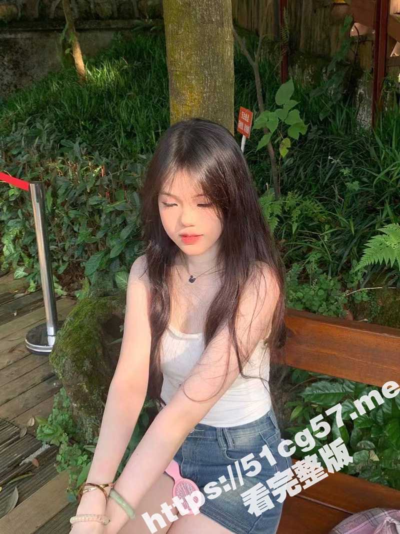 四川师范大学清纯学生妹 王梦佳 超级粉嫩的妹子 逼毛都还没长齐 酒吧认识当晚带回酒店连干四次 骚逼都被干肿了