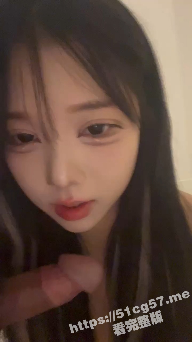 颜控必看！韩国一个小网红下海了 这颜值真的太高了 吃着金主的大鸡巴好有感觉！