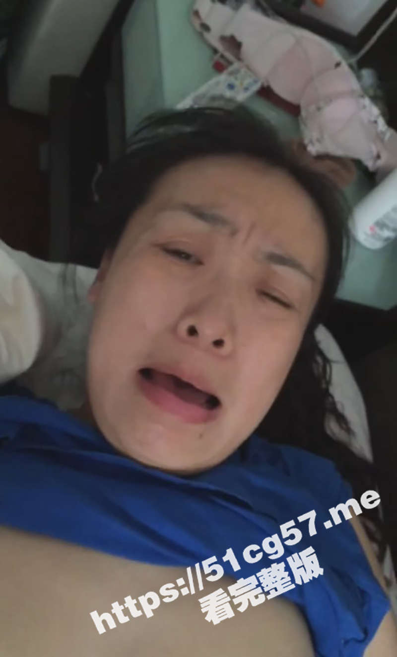 真实乱伦离异丈母娘 趁老婆待产期间在医院 回家调教风韵犹存丈母娘 爽的鬼哭狼嚎 如狼似虎招架不住