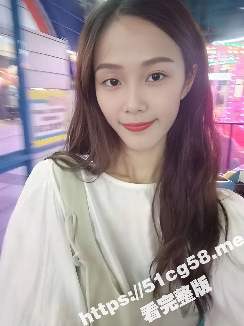广东清远极品反差骚鸡方青蓉 三洞全开的骚婊子 睡觉喜欢手里握着鸡巴 方便她随时随地吃起来