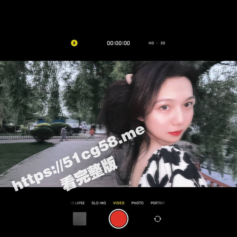 抖音肥叔跟朋友炫耀网红女友小视频 不料竟遭曝光流传！还是榜一大哥够给力 爆操女友性爱视频流出