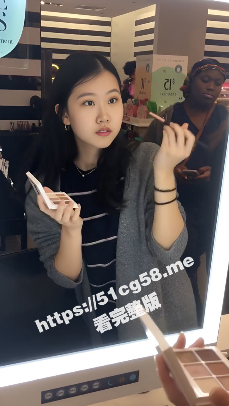 这才叫真正的反差婊！美国留学生学霸 杨抒佳 被白人男友调教成一条母狗跪地舔尿 阿黑颜卖骚毫无下限