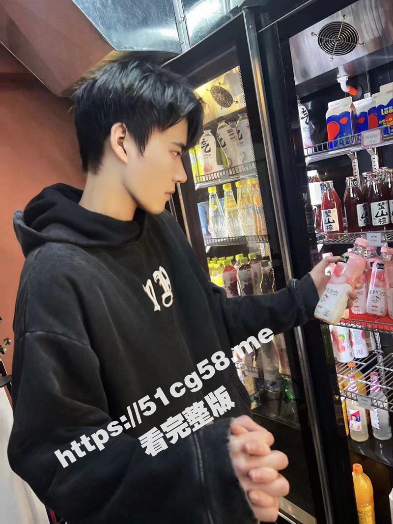 老公 他好帅 没忍住吃了他的大J8 不算出轨吧 你老婆看J8的眼神一向这么深情吗？极品绿帽奴献出自己妻子给单男爆操