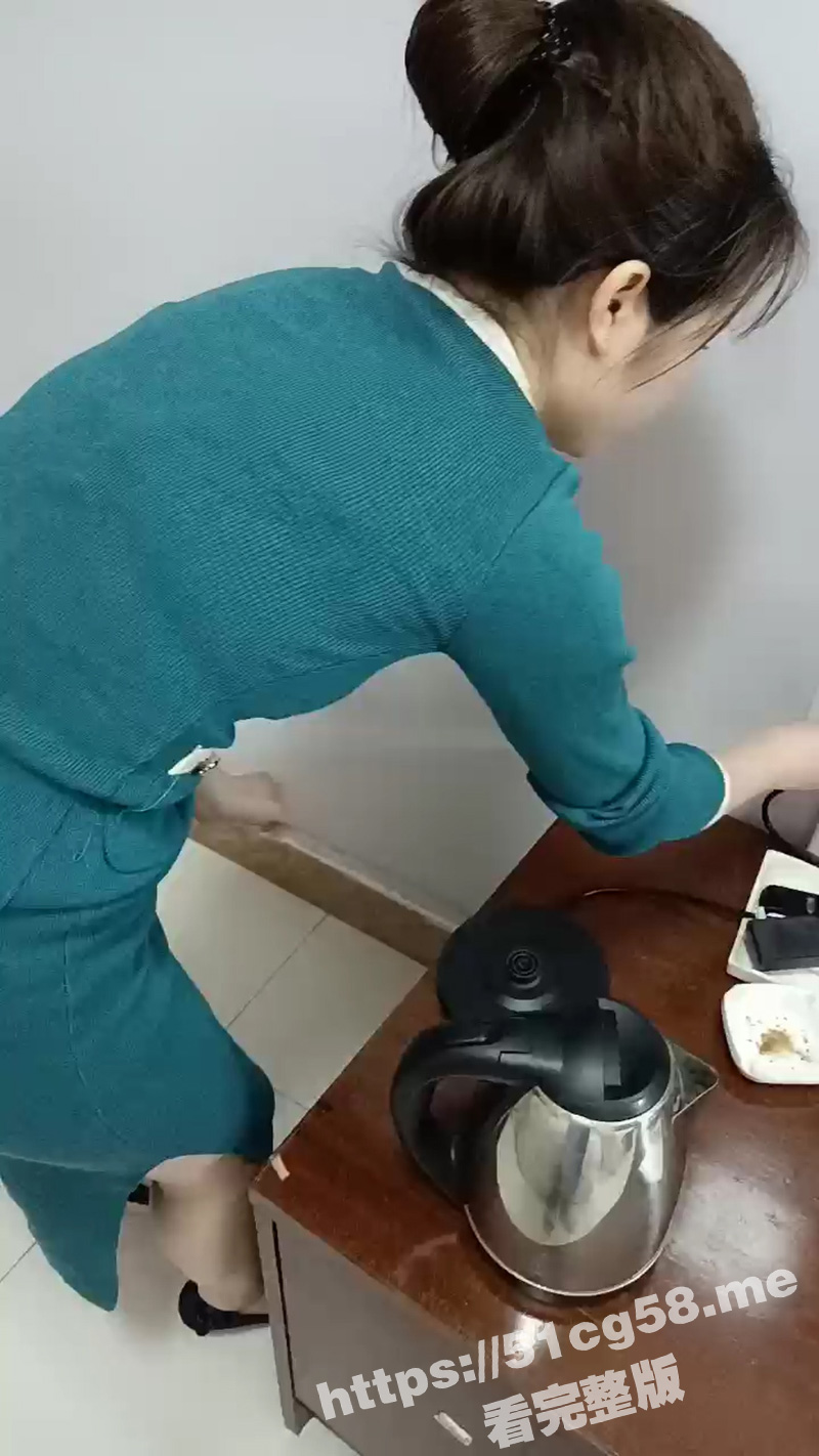 背着婊妹勾引她性感的闺蜜 对闺蜜不断撩骚挑拨强硬扒光 大鸡巴直接上打着灯草给瓜友看 精彩刺激！