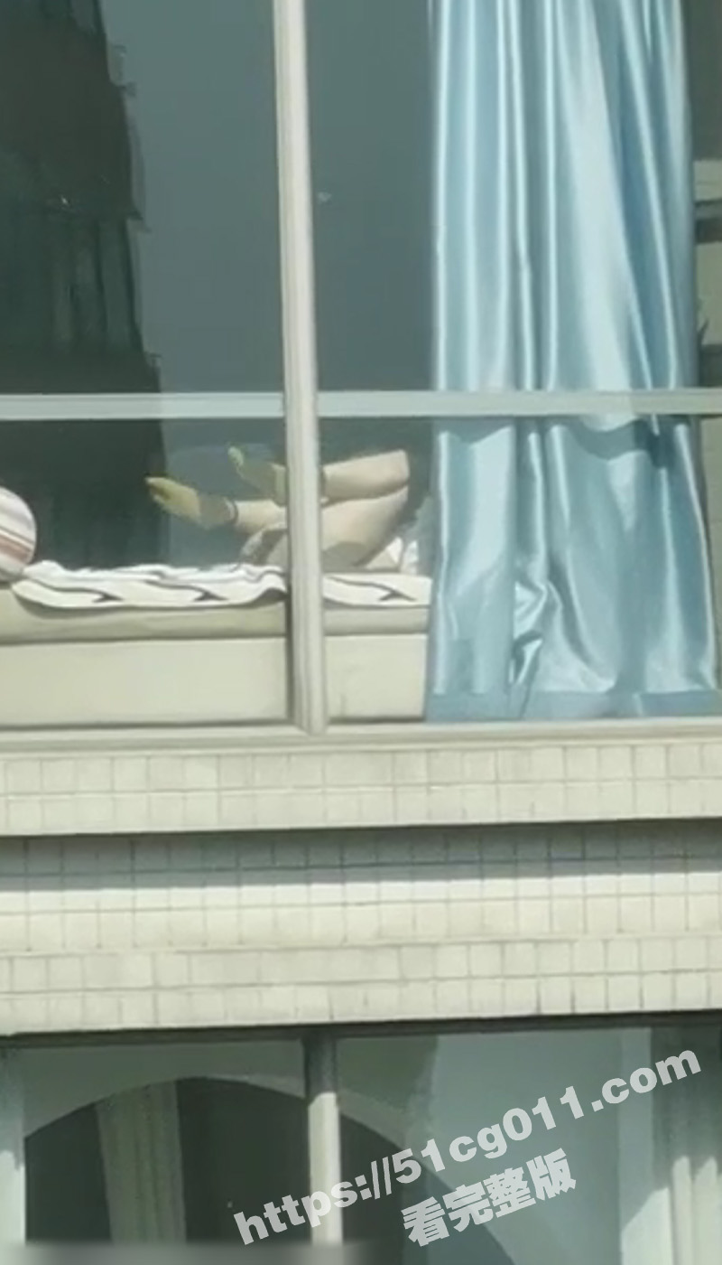 对面高楼的美女不拉窗帘自慰 大长腿腿翘得老高 看样子是憋坏了呀！