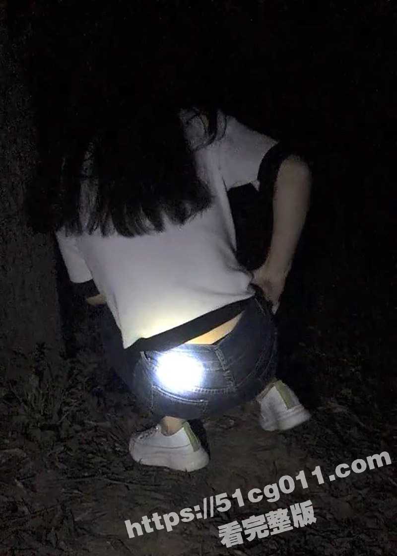 真实夫妻钻小树林野战寻刺激！骚妻户外勾搭屌丝大叔兴奋操逼 绿帽老公在一旁全程直播！