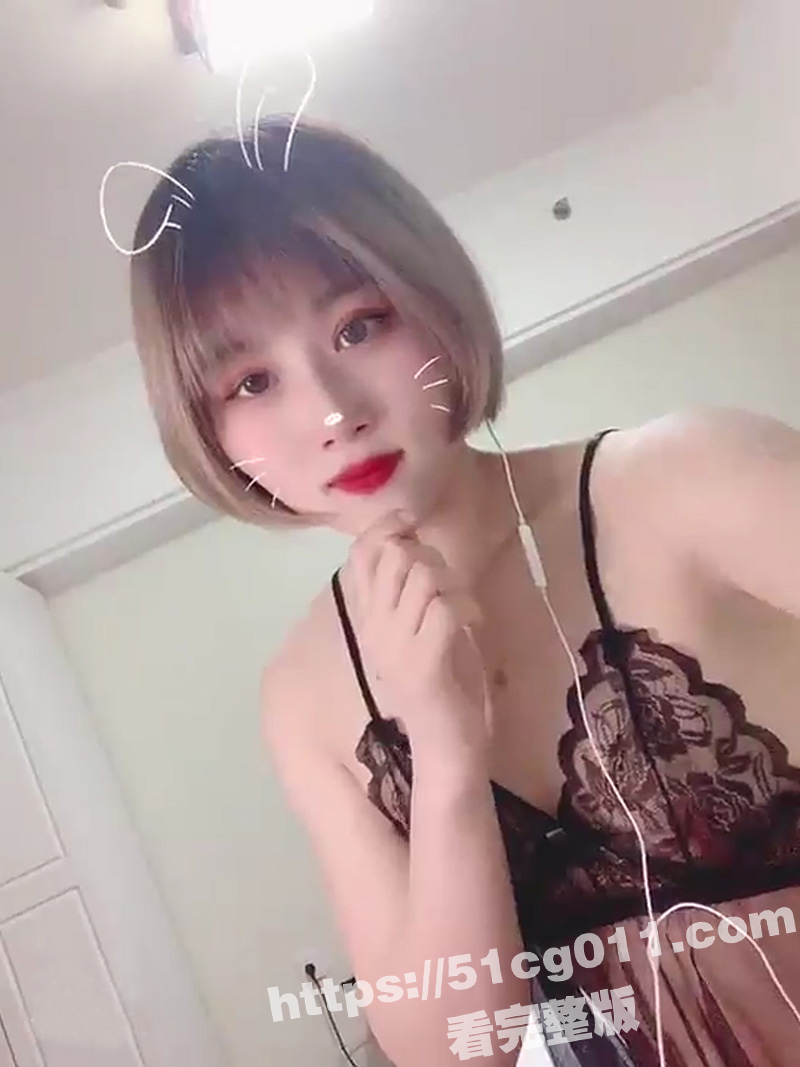 大眼反差短发妹 高颜值身材极品 小穴超粉嫩 被男友带到宾馆暴力扣穴 再后入狂插 分手后视频遭曝光