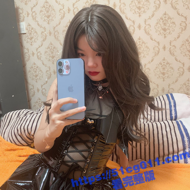 推特美脚反差婊 长生 长相一般但丝足超嫩 和炮友穿黑丝足交 全程露脸舌吻啪啪 这脚是真嫩啊